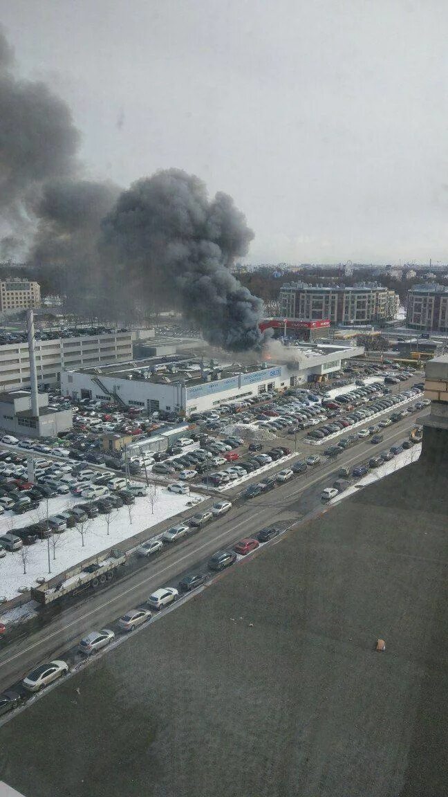 Пожар в здании. Пожар приморском районе спб. Горящее здание. Пожар приморском районе спб. Пожар на комендантском проспекте сегодня.