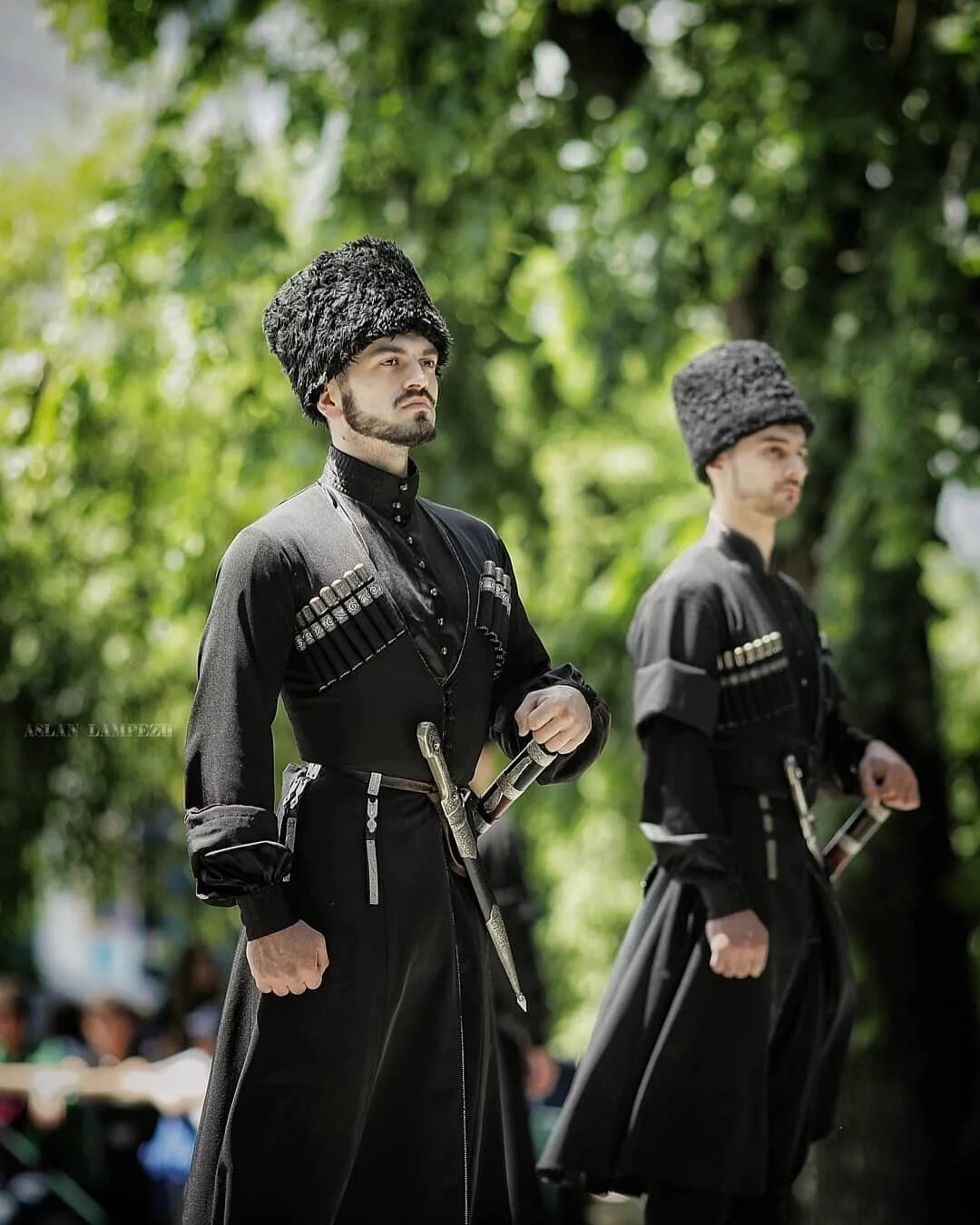 Черкесы какой народ. Черкеска Казачья. Черкесы кабардинцы адыгейцы. Адыги и адыгейцы. Адыги Черкесы кабардинцы.