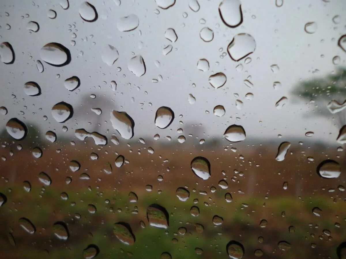 Капли дождя стучат. Капли дождя. Капли на стекле. Капли дождя на окне. Мокрое стекло.