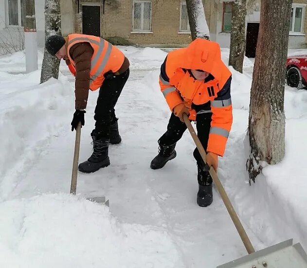 Разгребает снег. Snow removal shovel лопата-скрепер. Боремся со снегом. Уборка снега. Соль для посыпки дорог.