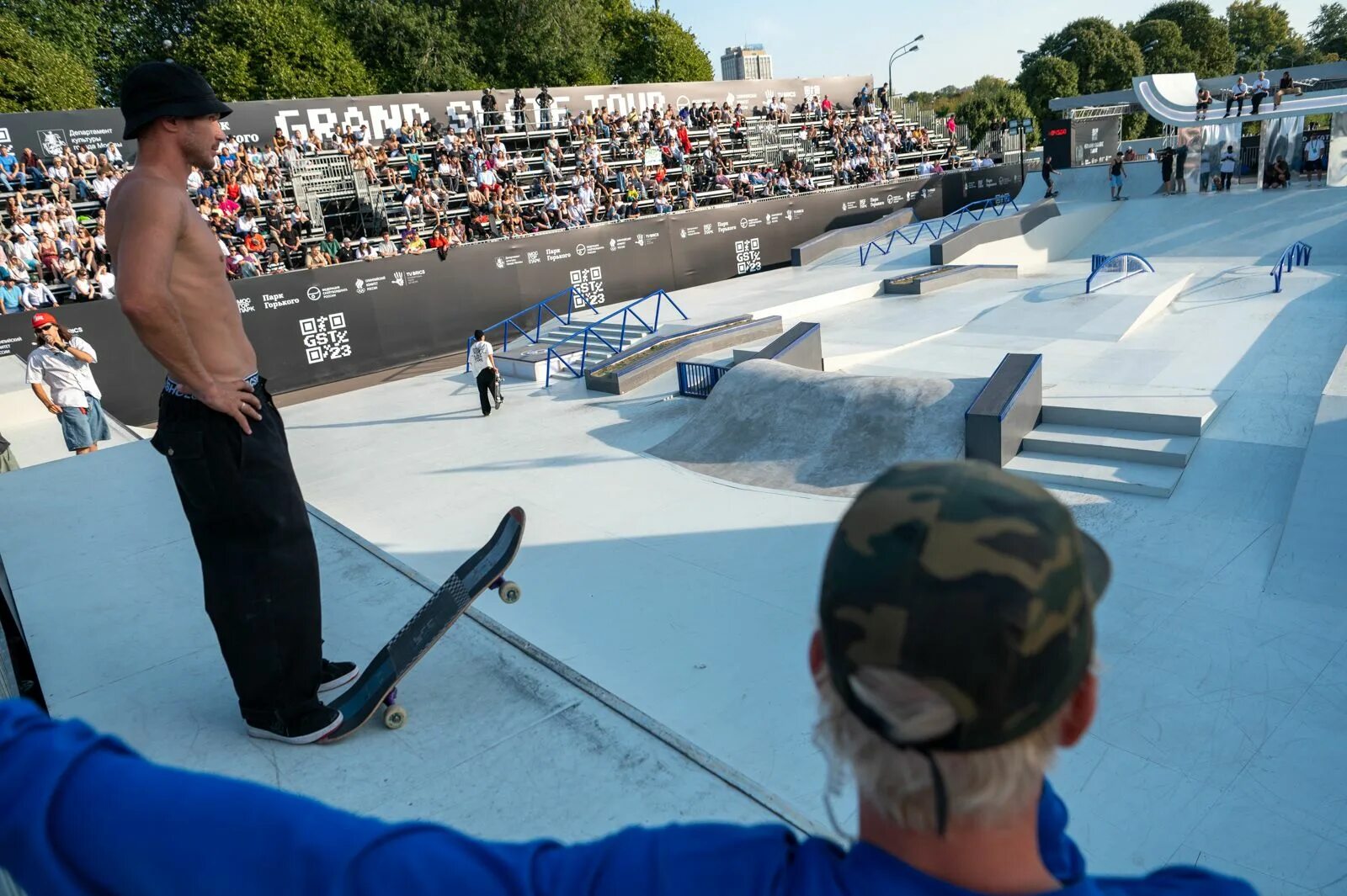 Grand skate tour. Скейт парк на вднх 2022. Арт кластер таврида сцена. Ночные роллеры 2024. Гранд скейт тур москва 2022.