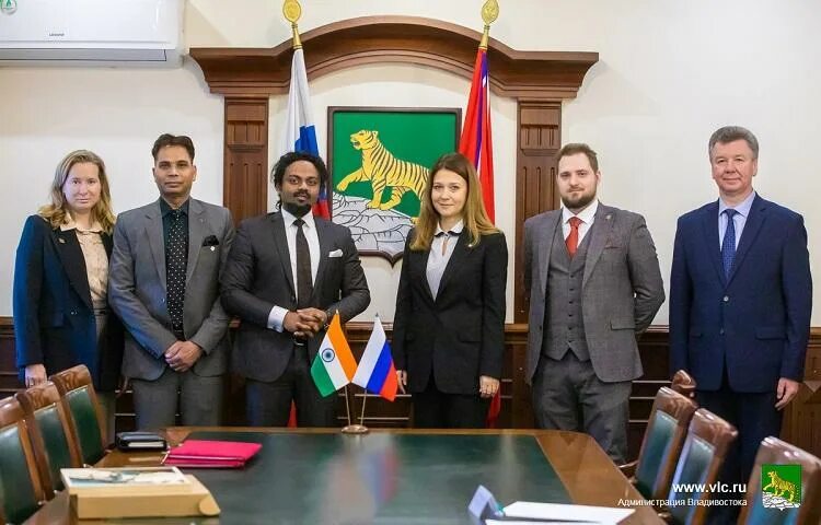 Генконсул индии во владивостоке. Динеш консульство индии в спб 2011. Хинди руси бхай бхай. Консул индии. Консул индии.