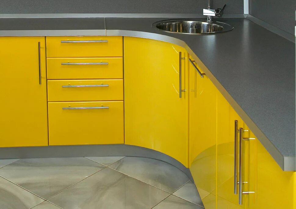 Corian imperial yellow 2 (с). Желтизна на столешнице. Желтая столешница на кухне. Желтый камень столешница. Кухня с яркой столешницей.