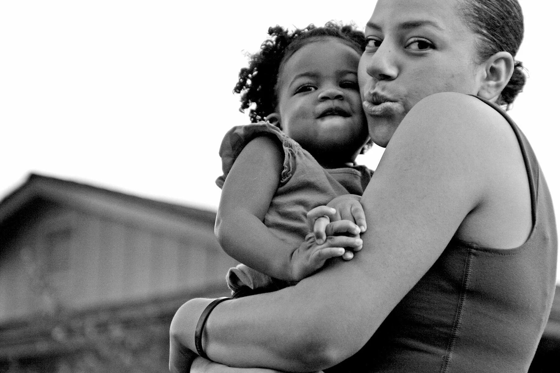 Сурогатная мать для чёрных. Дети черный ay. Black and White mother Sun. White mother with Black Baby.