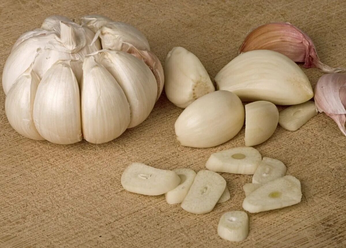 долька чеснока. чеснок сверху. долька чеснока. чеснок в разрезе. долька чеснока.