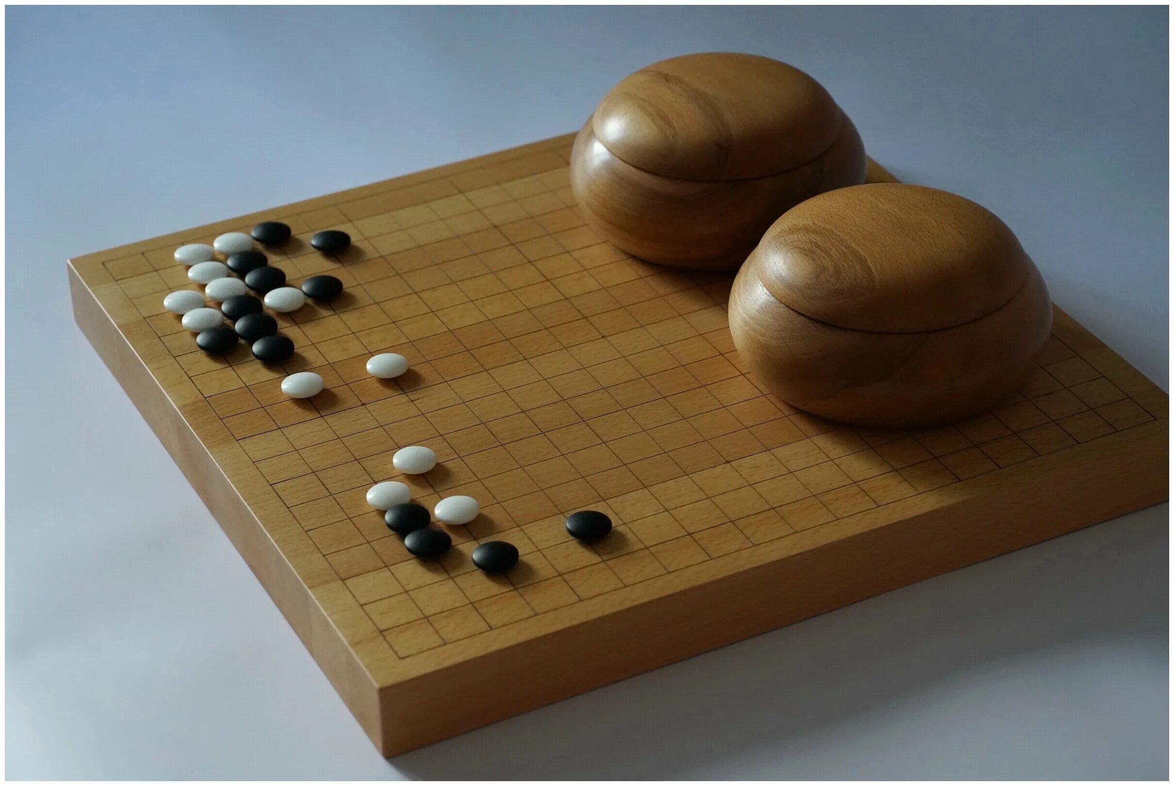 Чаши для игры го. Японские шашки рэндзю. Доска для игры в го. Корейская настольная игра бадук. Игра го weiqi.