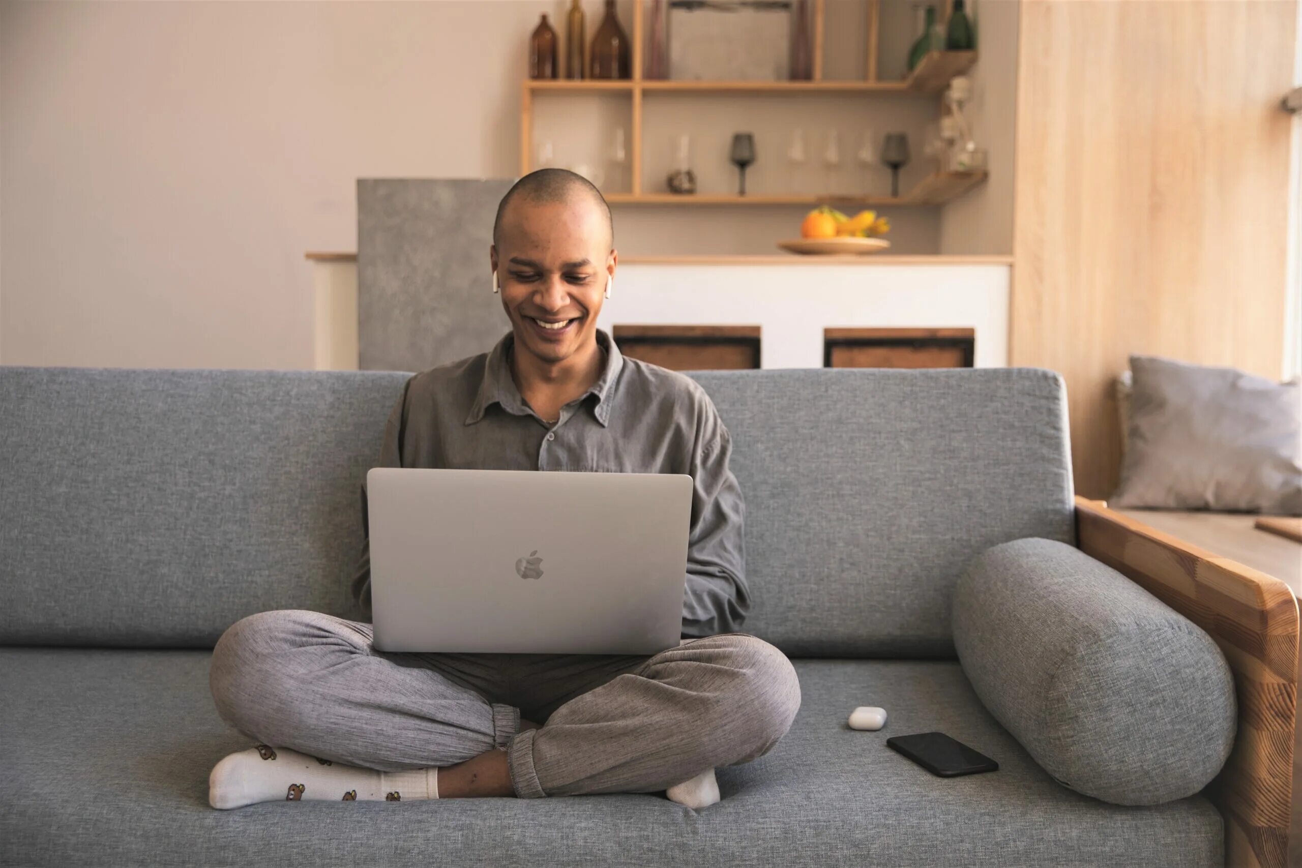 Человек с макбуком. Макбук и человек. Сидящий человек MACBOOK. Программист за макбуком. Mine own business