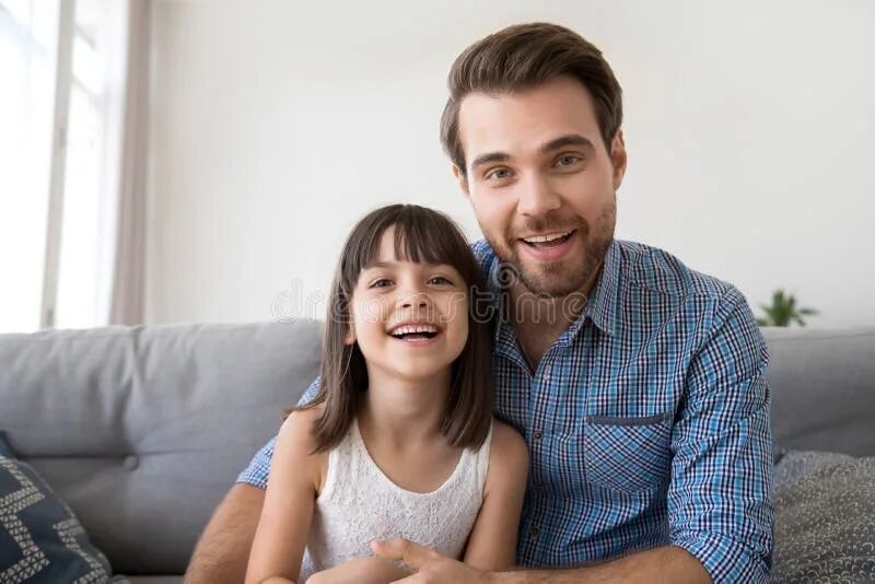 Когда мама с папой разговаривают и смеются. Father and daughter look at Notebook. Young very father your looks. Dilf daughters friends. Dad daughter friend