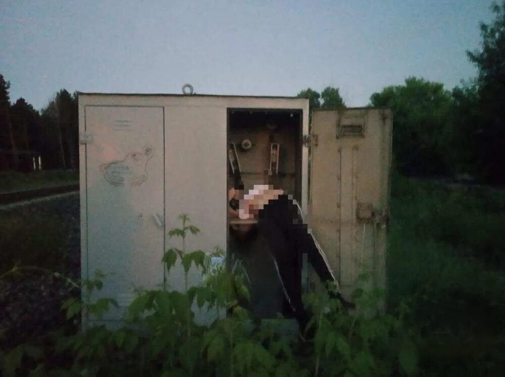 Мужчина в телефонной будке. Мужчина в будке. Мужчина в будке. Звонить из телефонной будки. Мужчина в будке.