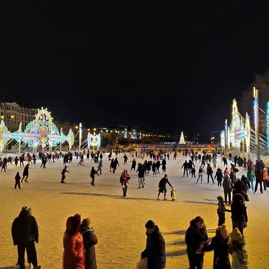 Каток черное озеро казань 2023. Нкц казань ледяной городок. Зимняя казань 2022 парк. Красивые места в казани зимой. Дети на экскурсии зимой.