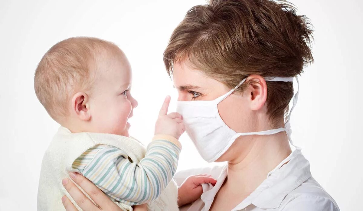 Мать в медицинской маске. Мама в медицинской маске с ребенком. Изоляции заболевших детей. Маска мамы для детей. Грудная мама заболела