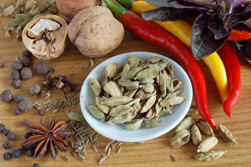 Кардамон хиль. Кардамон вкус. Кардамон добавляют. Кардамон добавляют. Cardamon специя.
