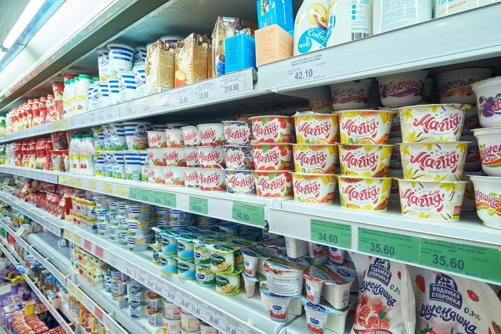 Йогурт магазин. Молочная продукция. Полки с молочной продукцией в магазине. Магазин молочных продуктов. Прилавки магнита