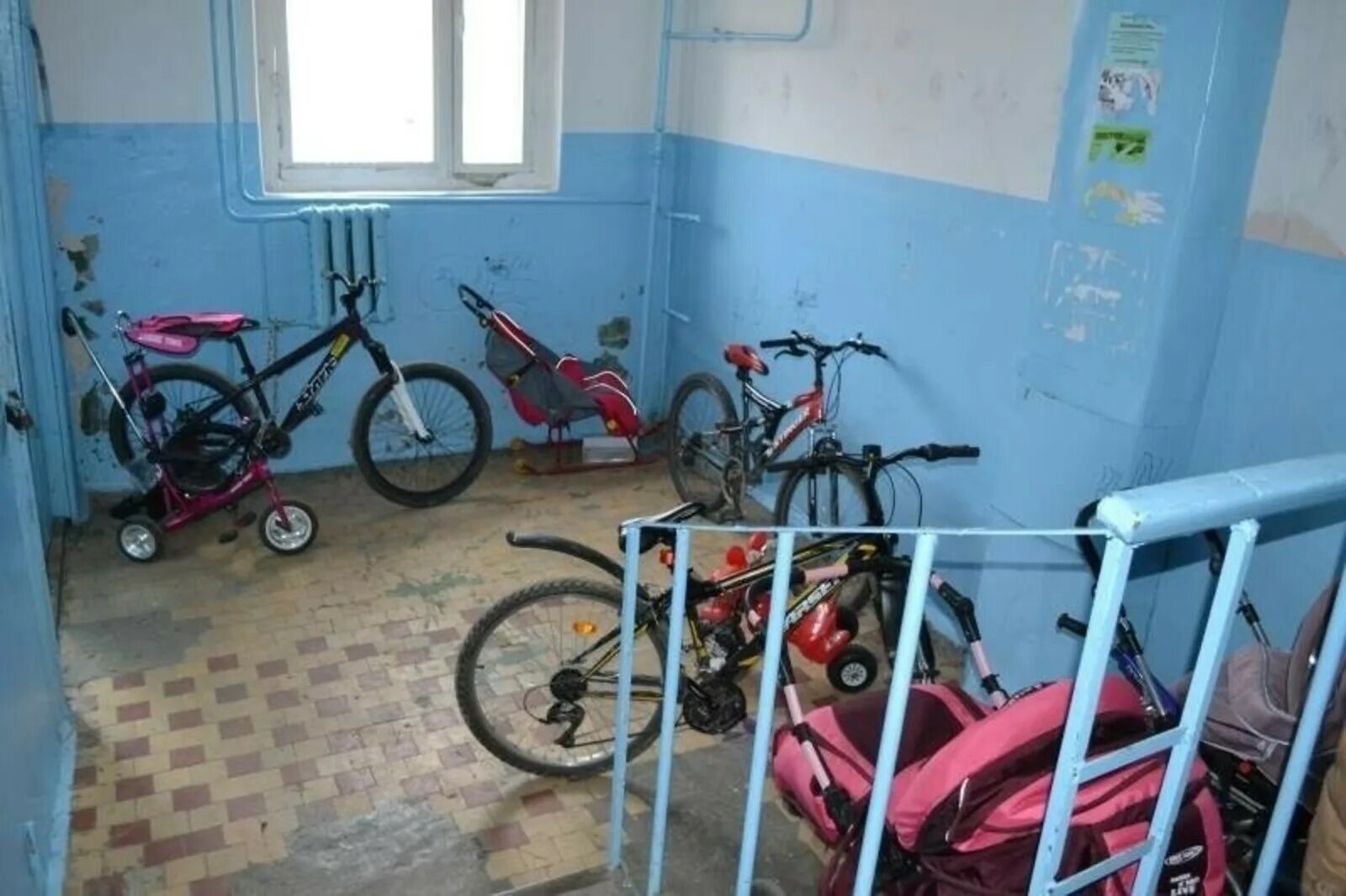 Можно ли хранить велосипед на лестничной площадке. Велосипед в подъезде. коляски и велосипеды в подъездах. велосипед на лестничной площадке. хранение велосипеда в подъезде.