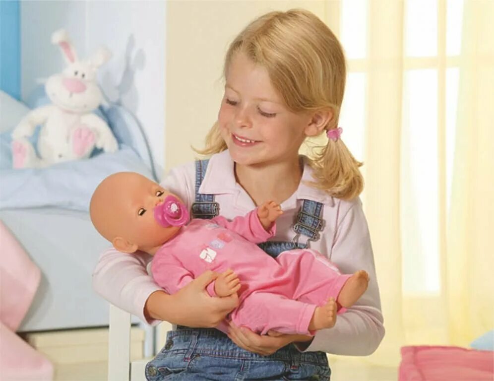 Кукла дочки матери. Куклы реборн Беби Борн. Куклы для девочек. Девочка баюкает куклу. Современные игрушки для детей.
