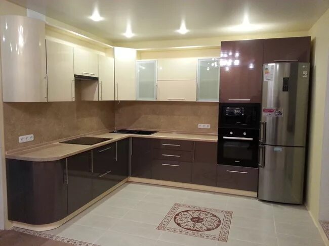 The two toned kitchen cabinet trend is hot right now. They're popping up everyon