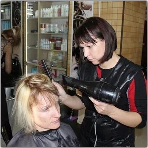 парикмахерская престиж южно-сахалинск. женщина в салоне красоты. салон красоты рядом. практика парикмахерская. маникюр для парикмахера.