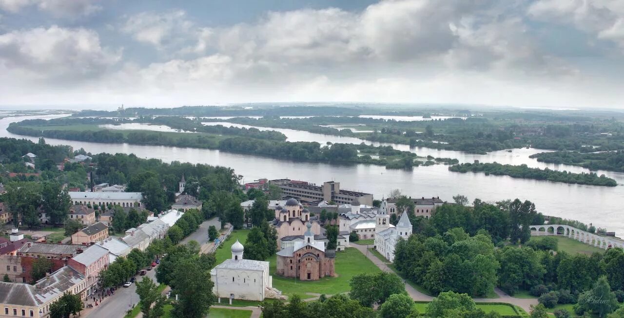 Фото торговой стороны великого новгорода. Река Волхов Великий Новгород. Ярославово Дворище Великий Новгород вид сверху. Ярославово Дворище Великий Новгород. Великий Новгород Кремль река Волхов.