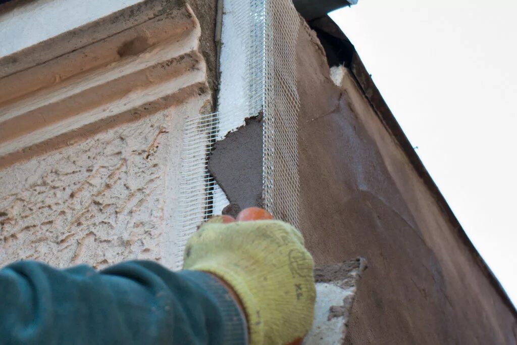 Отделка углов брусового дома снаружи. Утеплитель углов дома снаружи. Термопанели теплостиль. Утепление углов здания. Штукатурим пеноплекс.