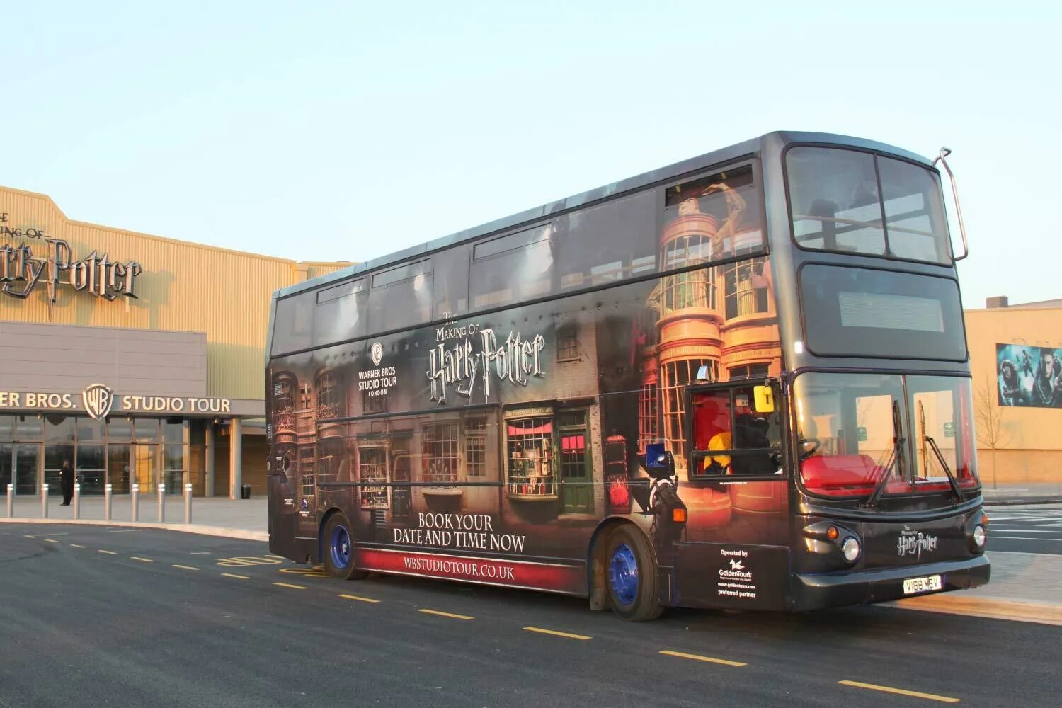 Tour studio. Warner bros. studio tour london. warner brothers студия. warner brothers studio london. студии warner brothers магазин.