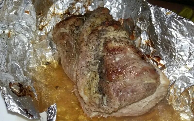Кусок мяса в духовке. Мясо в фольге в духовке. Свинина запеченная в фольге. Карбонат запеченный в духовке. Свинина запеченная в духовке.
