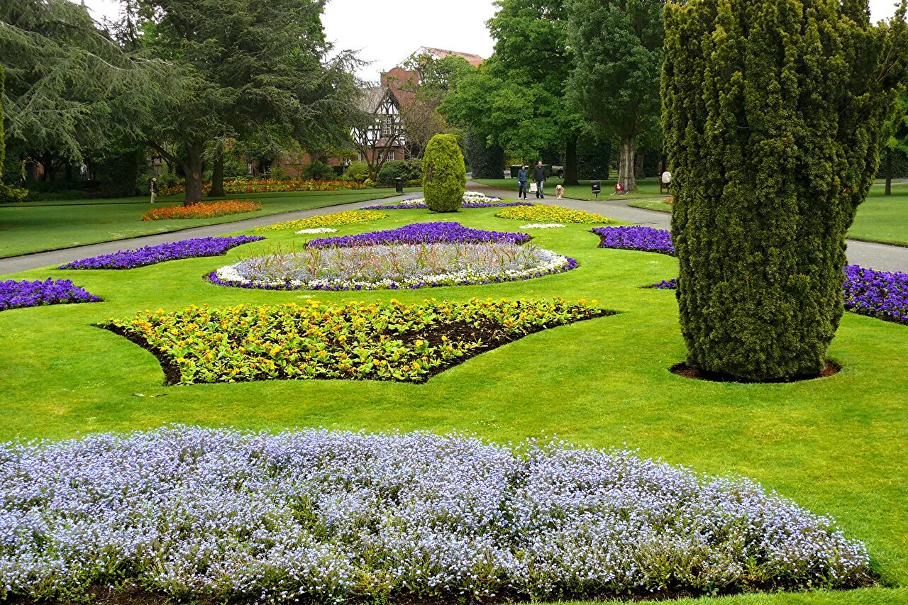 Парк Гросвенор Честер. Обыкновенный садово-парковый газон. Великобританские парки. Газон парк.