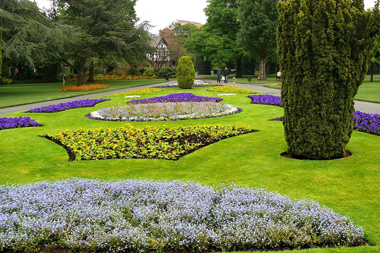 Uk parks. Парк Гросвенор Честер. Газон Lawn Park. Великобританские парки. Клумбы в Англии.