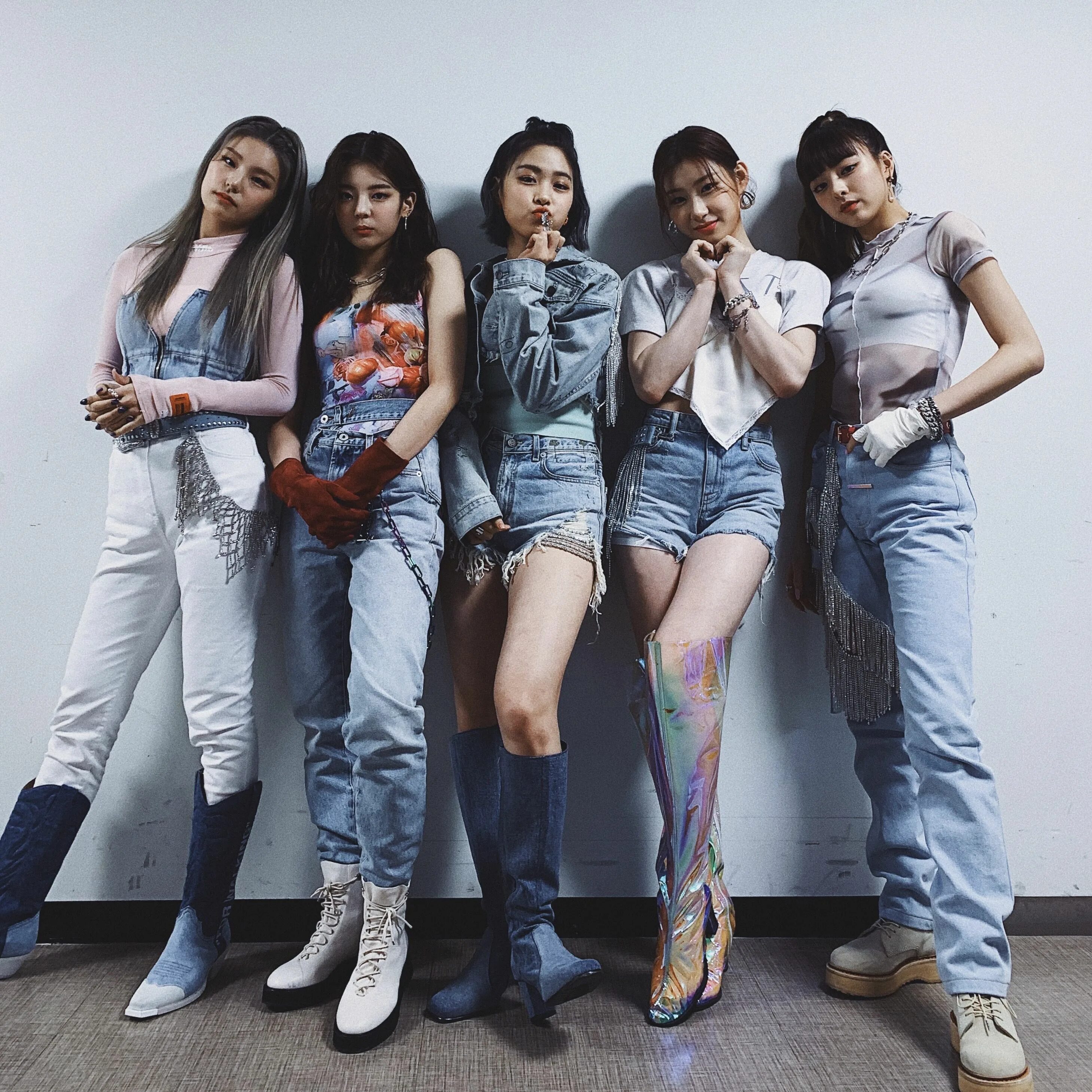Концепт к поп групп. Kpop группа itzy. группа itzy 2025. группа itzy 2025. группа itzy участницы 2025.