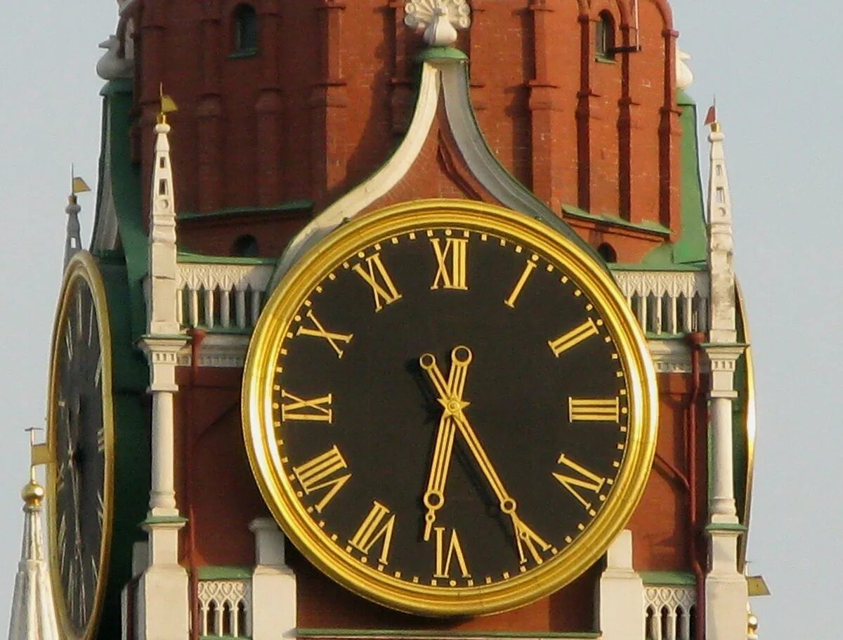 Московское время семь часов. Часы-куранты на Спасской башне Московского Кремля. Часы Спасской башни Московского Кремля. Спасская башня часы куранты. Часы Спасская башня Московского Кремля.