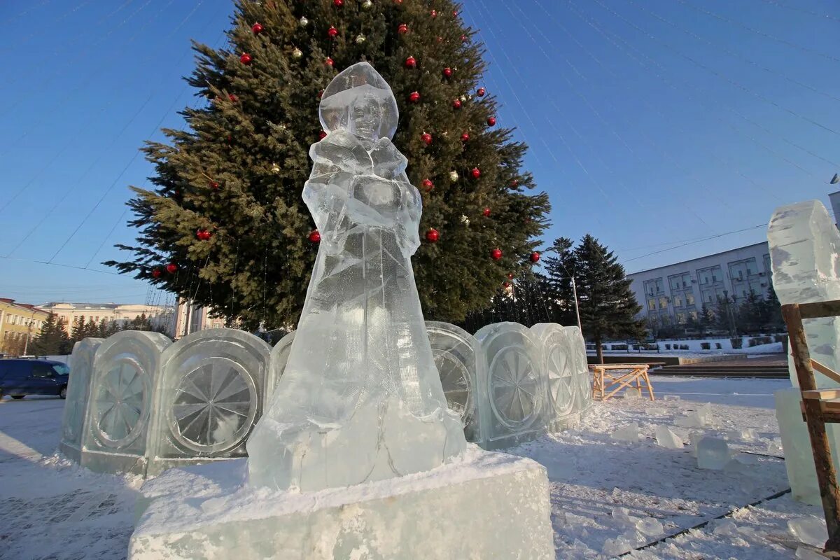 Ледовый городок Улан Удэ. Улан-Удэ ледяные скульптуры 2022. Ледяные скульптуры Улан Удэ. Улан-Удэ площадь советов ледяной город.