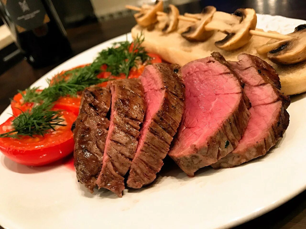 Как выглядит готовое мясо. Стейк с макаронами. Стейк рибай. Стейк говяжий рибай. Мясо жареное крупным куском.