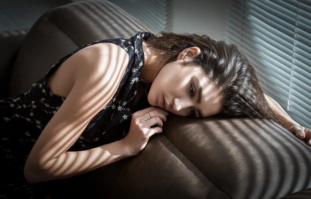 Грустная девушка у окна. Фото грусти девушка. Девушка в печали. Печальная девушка. Задумчивая девушка.