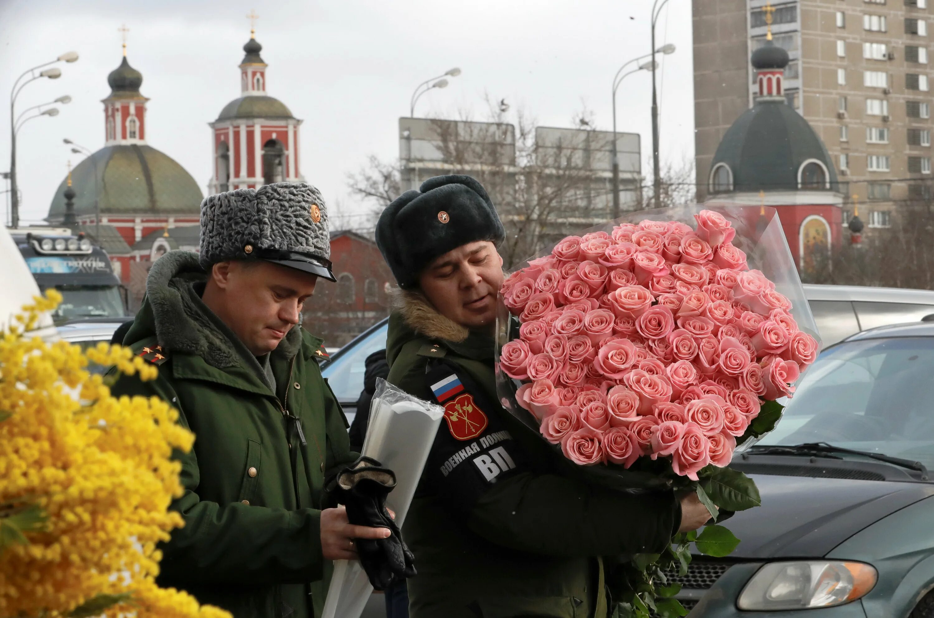 В каких странах отмечают праздник 8. Полиция с цветами. Международный женский день во Франции.