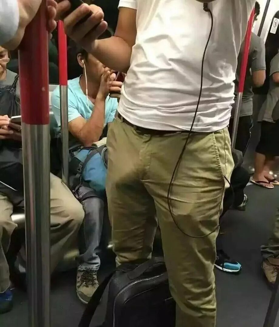 Dick falls. Встал в общественном транспорте. Мужские штаны с выпирающей. Выпирает в штанах. Бугорки парней в метро.