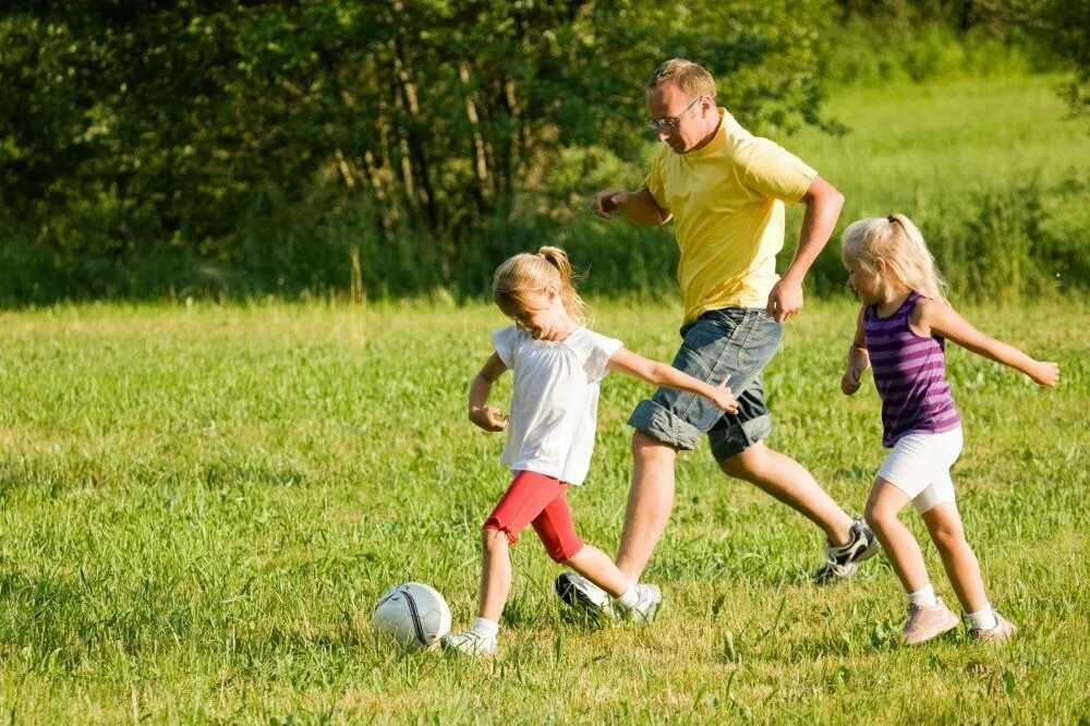 Занятия спортом на свежем воздухе. Прогулка на природе. Игры на свежем воздухе для детей. Спортивная семья на природе.