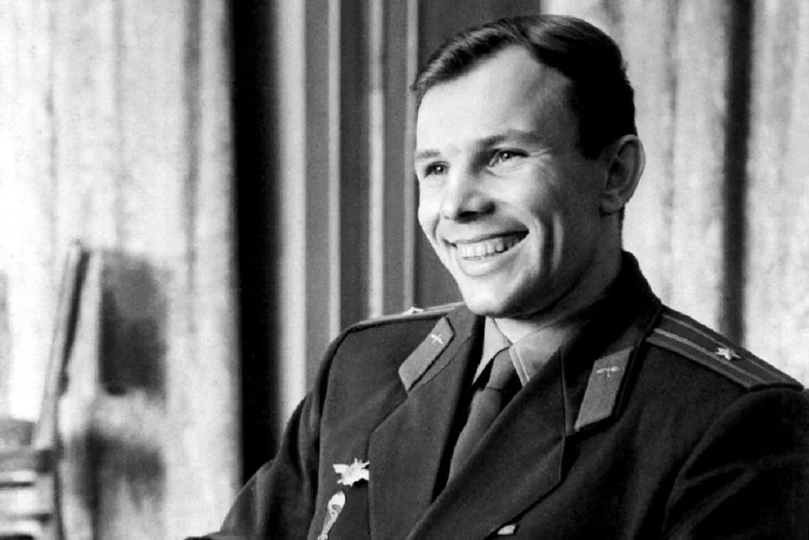 Юрий алексеевич гагарин в космосе. Юрий гагарин. Юрий гагарин родился 9 марта 1934. Юрий гагарин. Гагарин юрий алексеевич восток.
