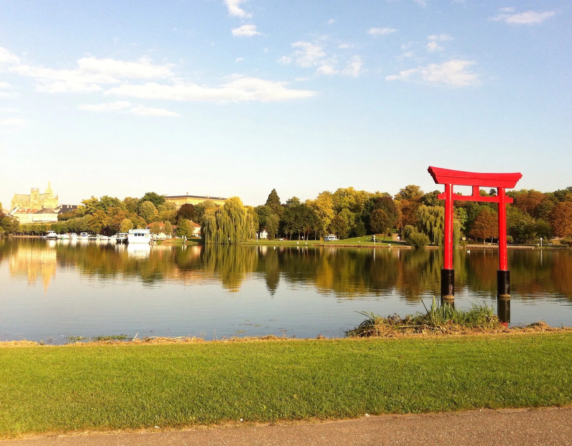 Парк отражение одинцово. Мостик в парке. Пруды покровского парка. Парк с мостом. Природа мост.