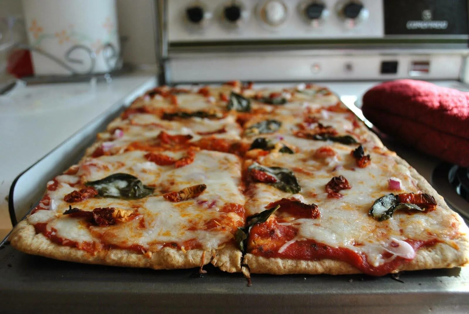 Рецепт пиццы в духовке. Тесто для пиццы. Пицца на тонком бездрожжевом тесте. Пицца на дрожжевом тесте. Пицца на пышном тесте.