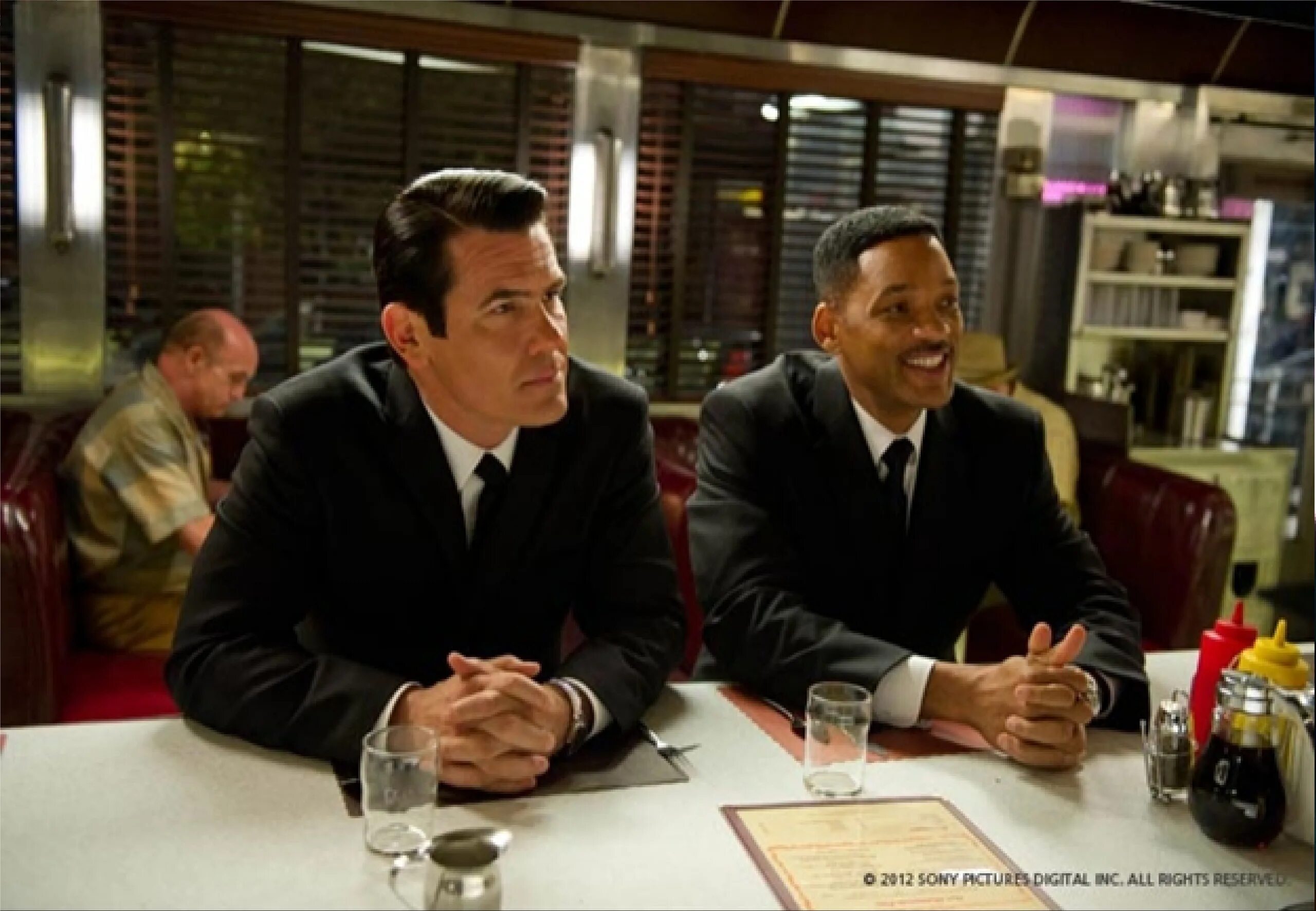 джош бролин люди в черном 3. люди в черном 3 фильм. люди в черном 3 кадры из фильма. фильм люди в чёрном 1. джемейн клемент люди в черном 3.