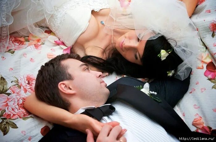 Первые брачное ночи видео. Первая брачная ночь. Молодожены первая брачная ночь. Невеста первая ночь. Первая ночь.