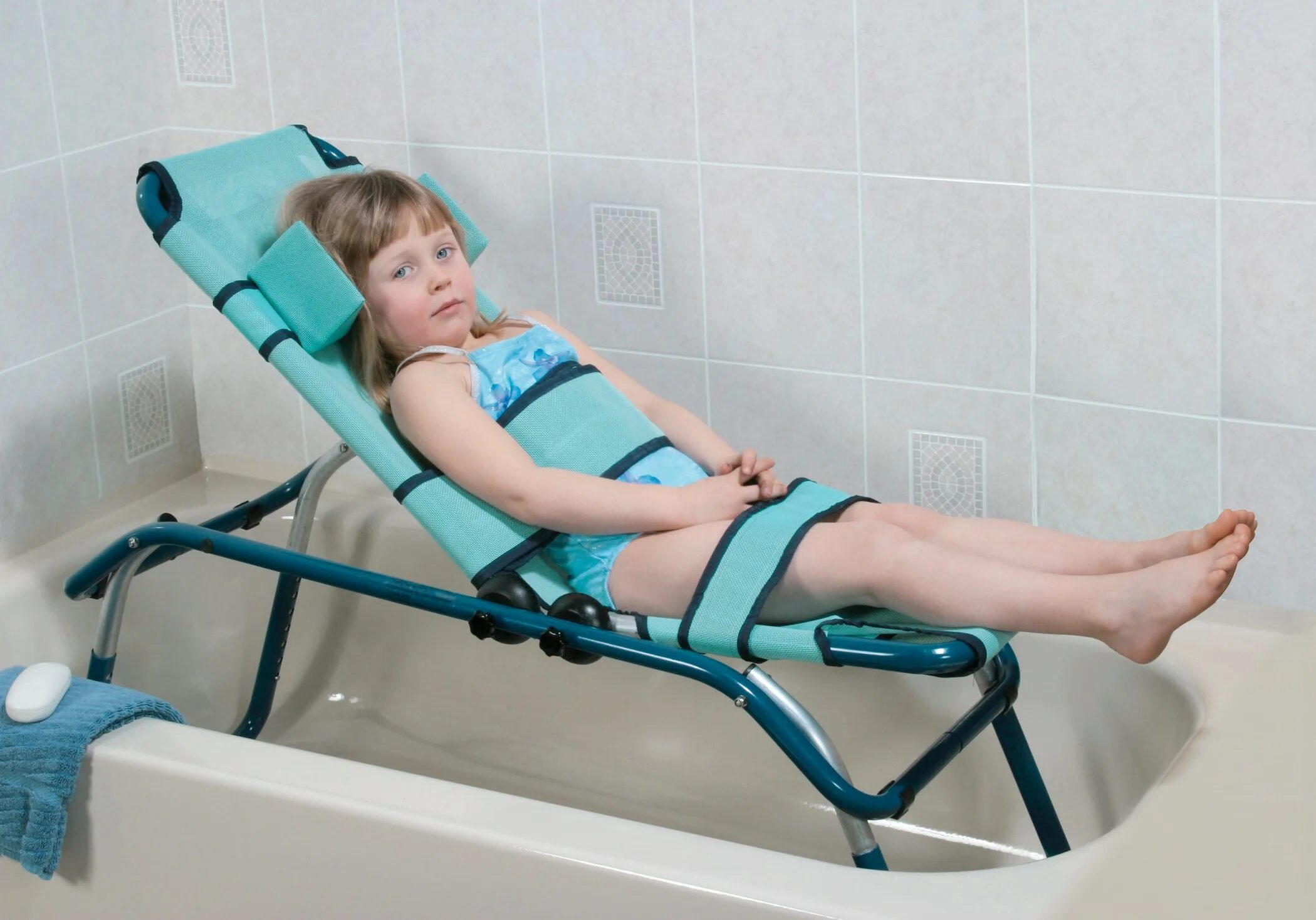 Шезлонг для купания детей с ДЦП. Кресло для купания для детей с ДЦП. Опора для купания детей с ДЦП. Кресло для купания инвалидов в ванной. Дцп купание