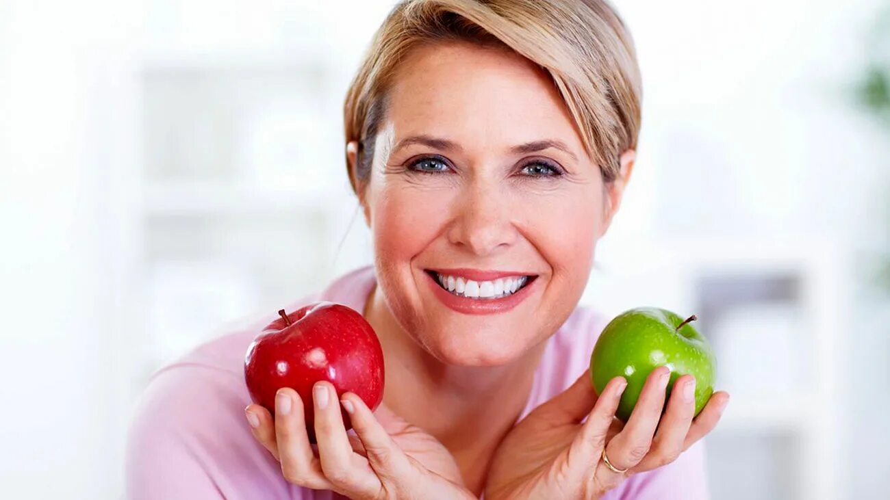 питание в климактерическом периоде у женщин. еда женщины после 50 лет. еда на женщине. питание женщины. две подруги в возрасте.