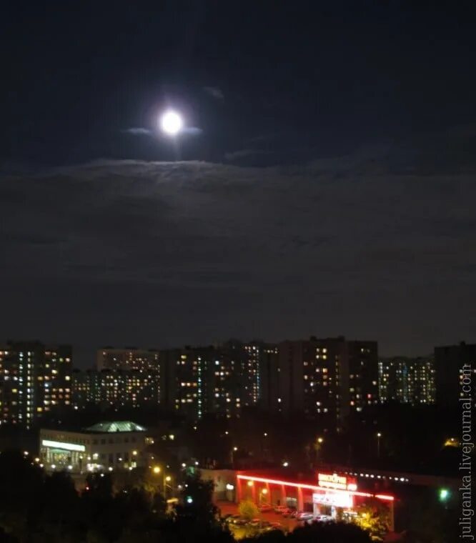 Луна над городом. Ночное небо Москвы. Звезды над Москвой. Вспышка в небе. Вечером 7 ночью 9