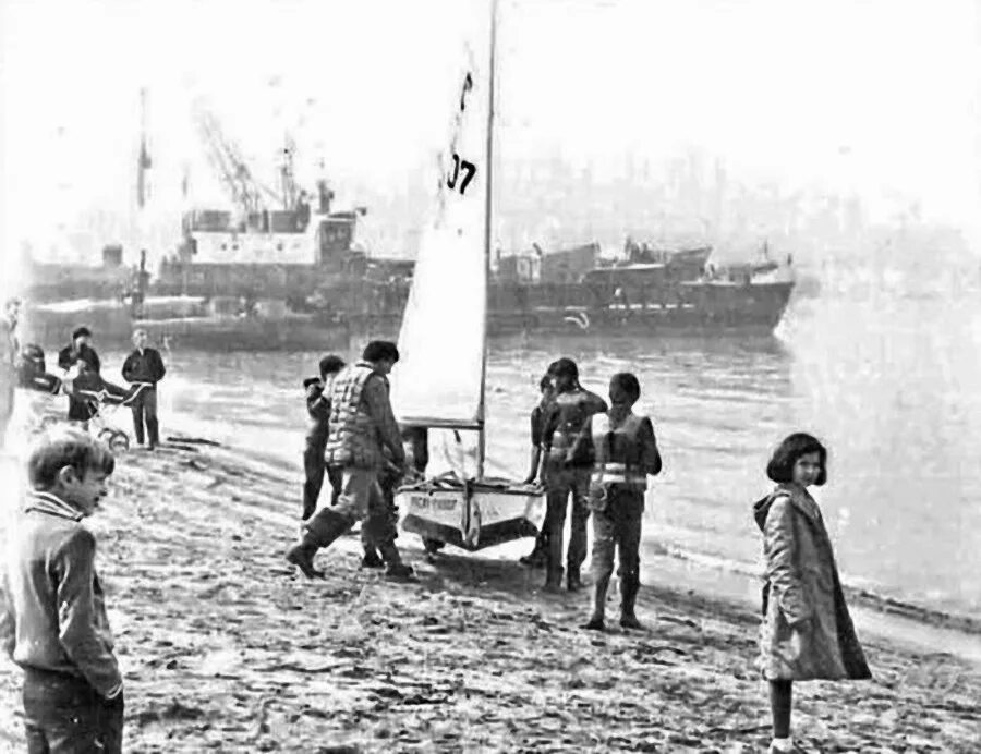 Парус магадан. Подводные лодки бухта нагаева. яхта 1987 год. магадан 80-х бухта нагаева. бухта нагаева магадан фото.