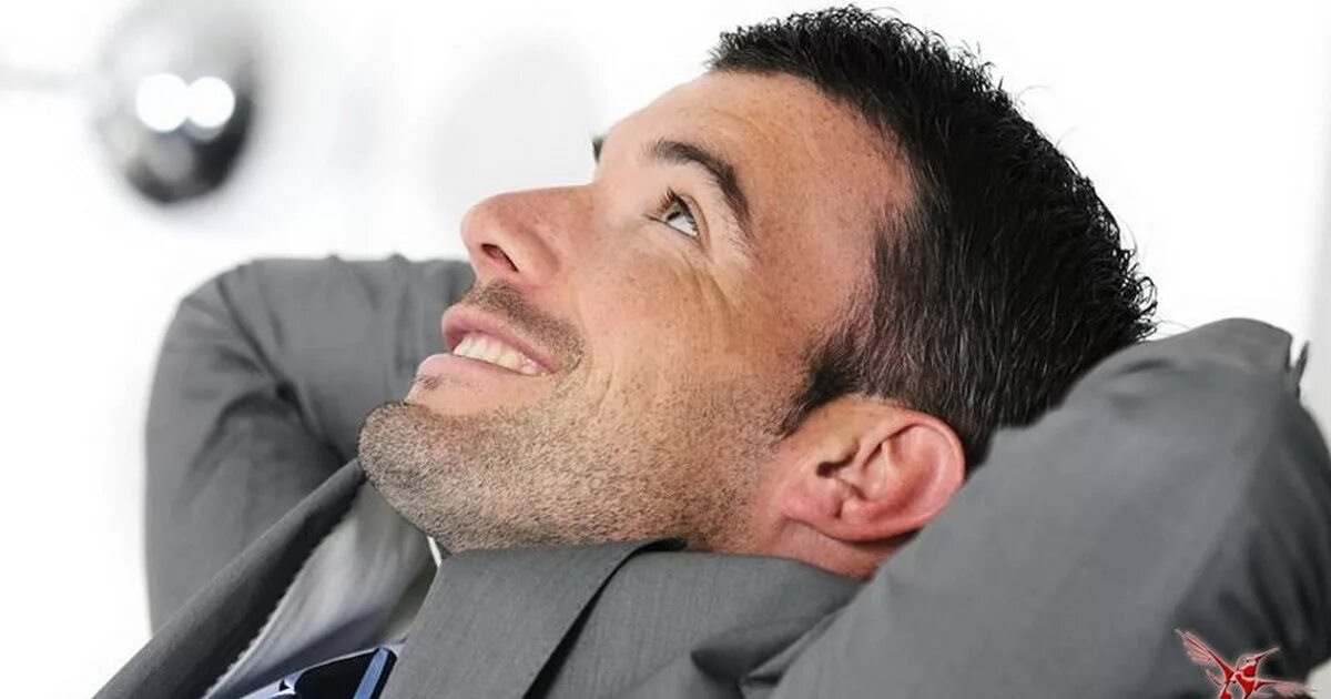 Человек смотрит наверх. Мужик смотрит наверх. Портрет свет сверху. Человек удивленно смотрит вверх. Парень смотрит вверх.