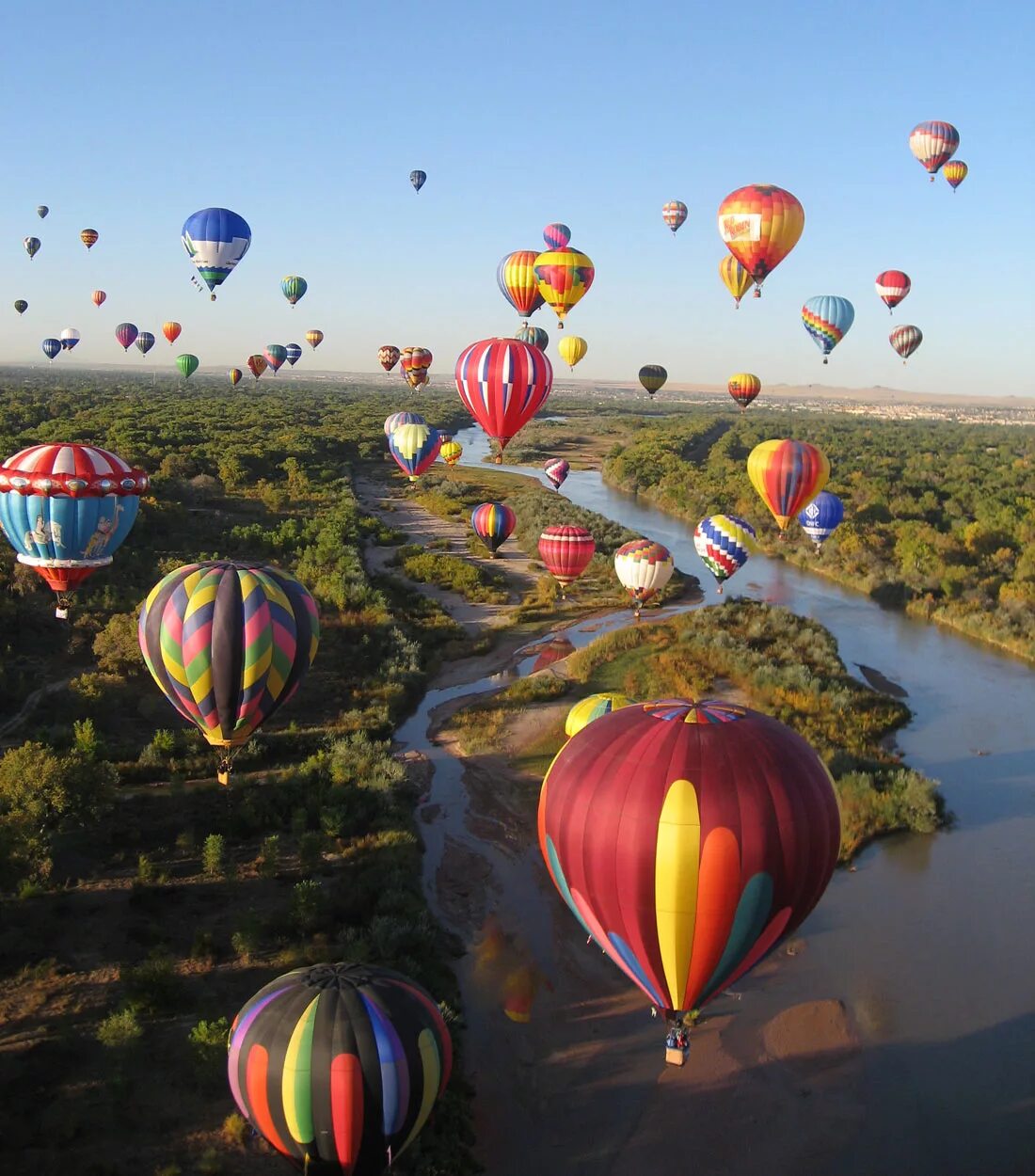 шары в турции каппадокия. яркие впечатления. фестиваль красок киров 2022. праздник красок холи в индии. туристы на отдыхе.