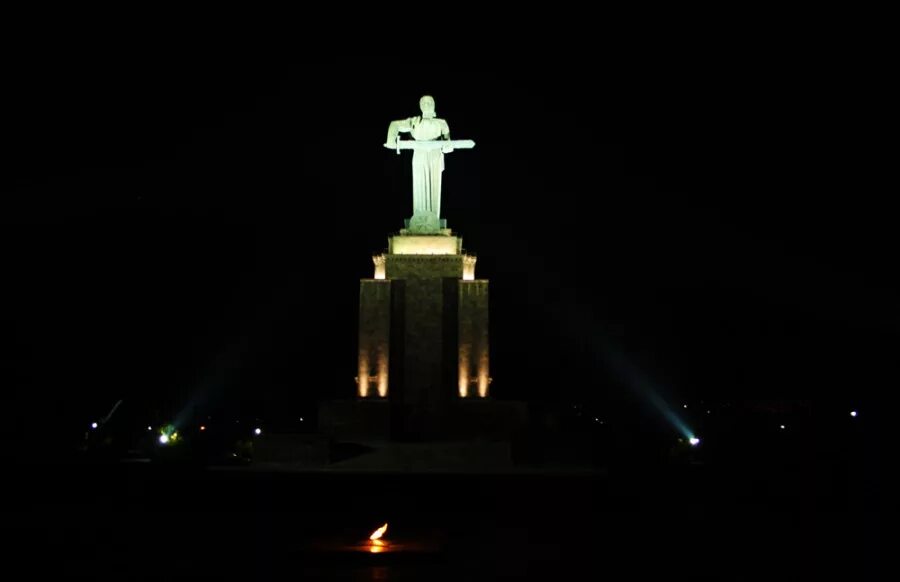 Победа ереван. Парк Победы Ереван. Парк Победы Ереван ночь. Памятники парка Победы Еревана. Парк Победы Ереван зимой ночью.