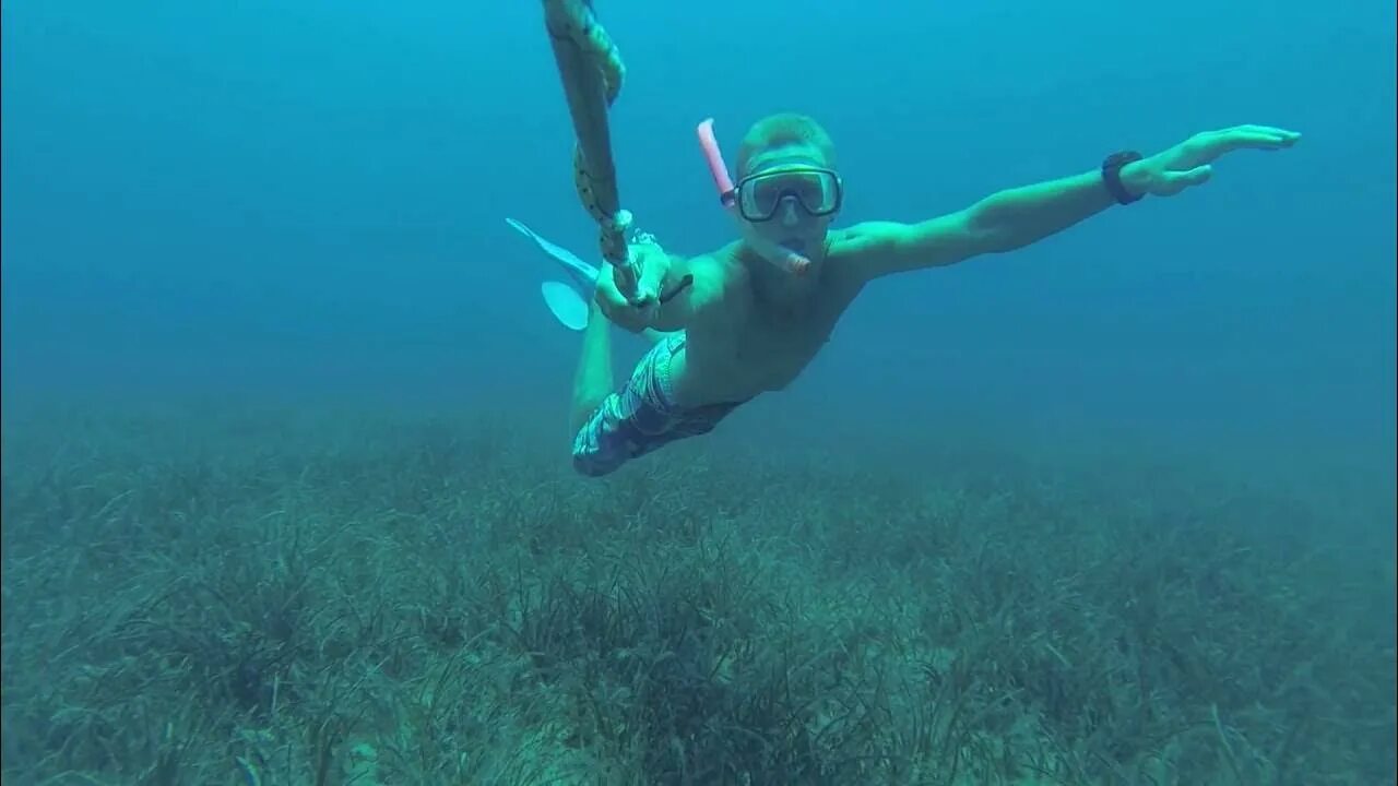 Спортсмен занимающийся дайвингом погрузился в воду 110. Ныряние без акваланга на глубину. Рекорд глубины погружения без акваланга. Нырок на глубину без акваланга. Погружение на задержке дыхания рекорд глубины.