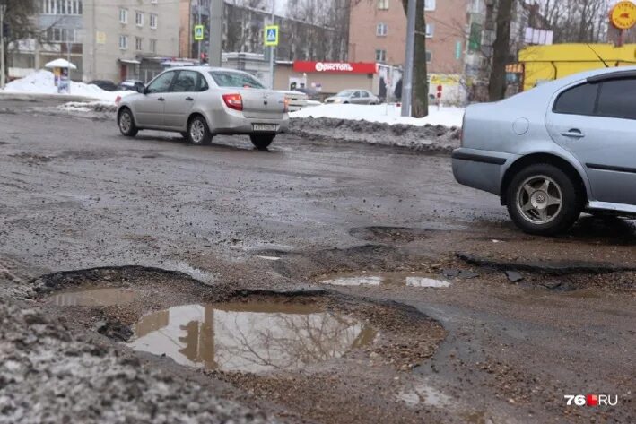 ярославские ямы. ярославль улица строителей бездорожье. ямы ярославль. ямы ярославль. солярис провалился в ярославле.
