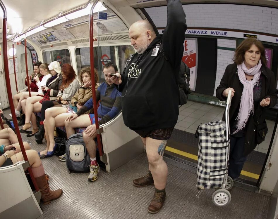 Остался без штанов. No Pants Subway Ride Москва. Люди в метро без штанов. Странно одетые люди в метро.